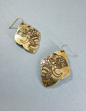 Load image into Gallery viewer, Elephant Design Engraved Diamond Shape Drop Dangle Earrings